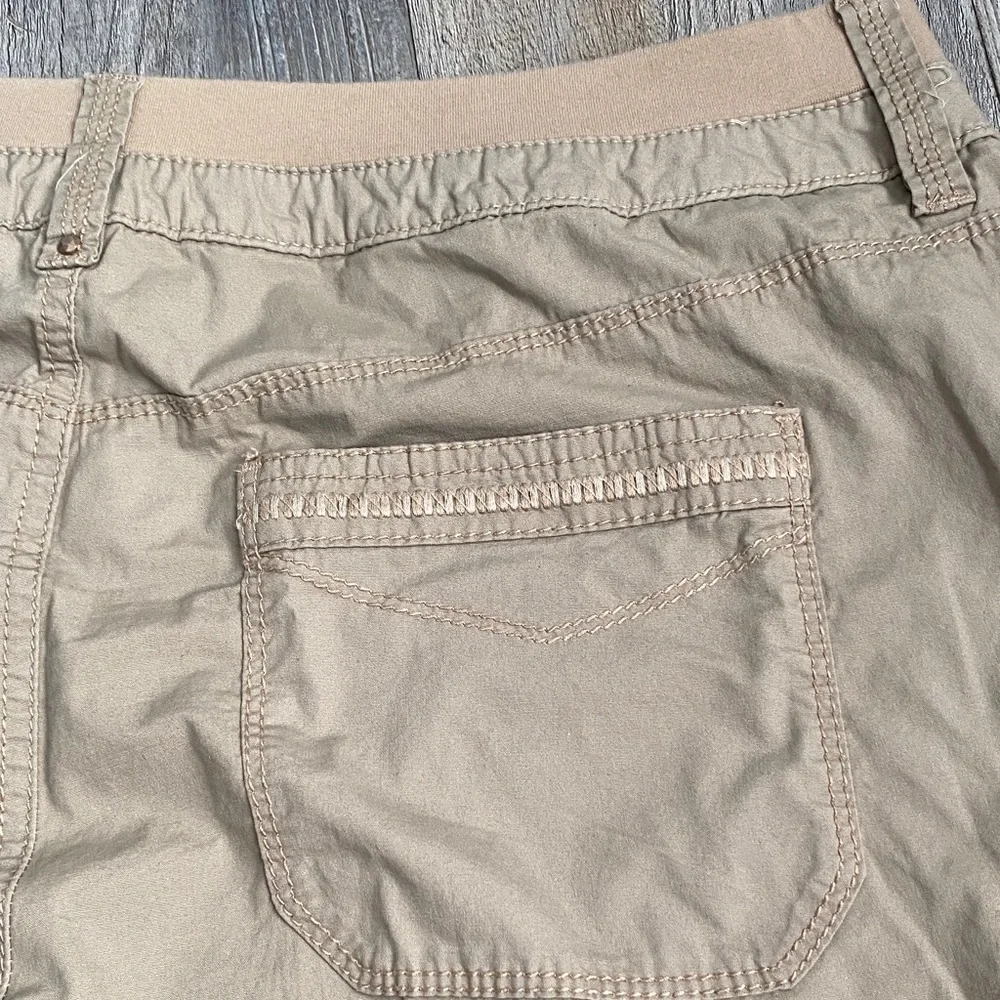 Gloria Vanderbilt Women's Beige Bermuda Shorts